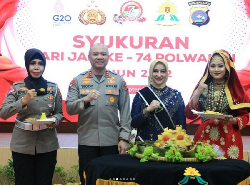 Merthy Teddy Minahasa menjabat sebagai Ketua Bhayangkari Daerah Sumatera Barat. Bhayangkari merupakan organisasi istri anggota Polri. Foto: Dok. Instagram bhayangkari_sumbar, humaspoldasumbar