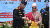 Irjen Teddy Minahasa dan istrinya Merthy terlihat kompak saat memotong tumpeng pada hari Bhayangkara ke-76. Teddy saat ini menjadi pesakitan karena terlibat peredaran narkoba. (Dok. Instagram bhayangkari_sumbar, humaspoldasumbar)