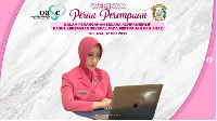 Sebagai Ketua Bhayangkari Sumbar, Merthy Teddy kerap menjalani berbagai tugas. Misalnya saja dia mengikuti webinar Peran Perempuan Dalam Penanganan Secara Komprehensif Kasus Kekerasan Seksual pada Perempuan dan Anak, dengan memakai seragam khas Bhayangkari yang berwarna pink. Foto: Dok. Instagram bhayangkari_sumbar, humaspoldasumbar