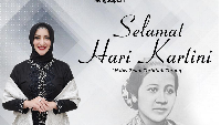 Pada kesempatan lainnya saat memberikan ucapan Hari Kartini, Merthy Teddy memakai kebaya hitam dan songket. Tak sedikit netizen yang memuji penampilan Merthy yang cantik dan elegan. Namun kini sosoknya jadi sorotan karena suaminya ditangkap terkait narkoba. Foto: Dok. Instagram bhayangkari_sumbar, humaspoldasumbar