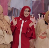 Dalam sebuah video unggahan di YouTube terungkap Merthy Teddy merayakan ulang tahunnya yang ke-42 pada 2018. Saat itu suaminya menjabat sebagai Kapolda Banten. “Selamat datang di perayaan ulang tahun Ibu Merthy Teddy Minahasa, adalah istri dari bapak Teddy Minahasa selaku Kapolda Banten,” demikian MC berbicara seperti terdengar dalam rekaman unggahan akun YouTube twinphotovideo. Foto: Dok. YouTube twinphotovideo