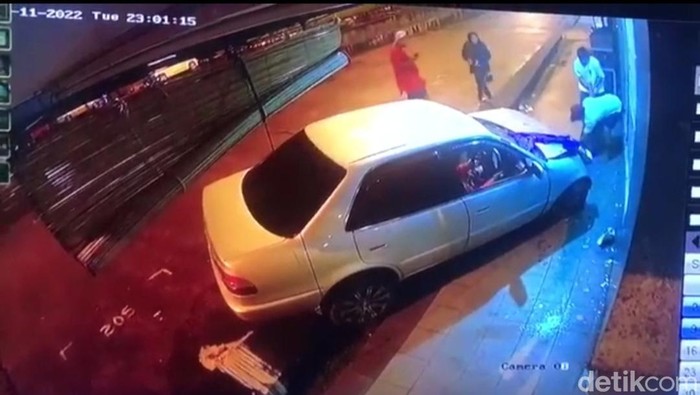 Mobil menyeruduk sejumlah pria yang sedang duduk di depan ruko di Batam.