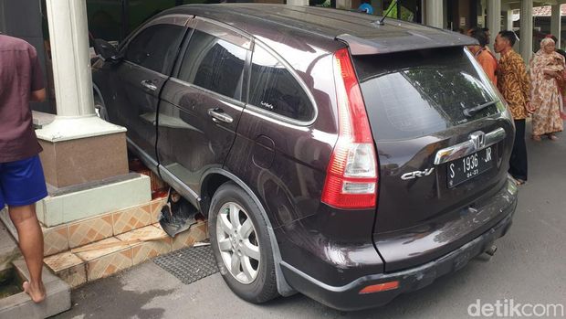 mobil tabrak musala