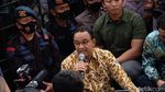 Momen Anies Baswedan Lesehan Temui Massa Demo di Depan Balai Kota