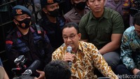 Anies tampak mendengarkan aspirasi massa soal Pergub Nomor 207 Tahun 2016.