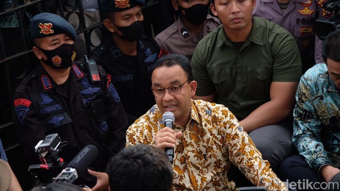 Momen Anies Baswedan Lesehan Temui Massa Demo di Depan Balai Kota Gubernur DKI Jakarta Anies Baswedan menemui massa yang berdemo di depan kantornya. Anies duduk lesehan berdialog dengan massa.