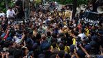Momen Anies Baswedan Lesehan Temui Massa Demo di Depan Balai Kota