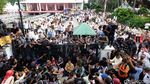 Momen Anies Baswedan Lesehan Temui Massa Demo di Depan Balai Kota