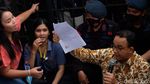 Momen Anies Baswedan Lesehan Temui Massa Demo di Depan Balai Kota