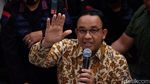Momen Anies Baswedan Lesehan Temui Massa Demo di Depan Balai Kota