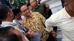 Momen Anies Baswedan Lesehan Temui Massa Demo di Depan Balai Kota