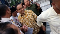 Anies tampak dikawal saat kembali masuk Balai Kota.