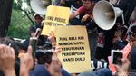 Momen Anies Baswedan Lesehan Temui Massa Demo di Depan Balai Kota
