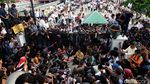 Momen Anies Baswedan Lesehan Temui Massa Demo di Depan Balai Kota