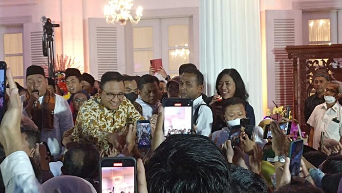 Gubernur DKI Jakarta Anies Baswedan dan Wagub Ahmad Riza Patria berpamitan dengan Aparatur Sipil Negara (ASN) di hari terakhir berkantor di Balai Kota. Acara perpisahan itu digelar pada sore hari selepas jam kerja.