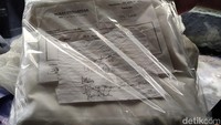 Iya kami temukan kertas berisi pesan-pesan khusus yang bersangkutan sebelum hilang. Kertas itu ditemukan bersama barang-barang lain, termasuk kain kafan, hp dan pisau cutter di dalam tasnya yang berada di motor tersebut, ungkap Kanit Reskrim Polsek Galur Iptu Nunung Tuhono, saat ditemui di kantornya Jumat (14/10/2022). Foto: Jalu Rahman Dewantara/detikJateng