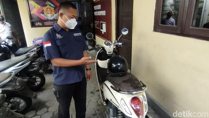 Kanit Reskrim Polsek Galur Iptu Nunung Tuhono menunjukkan motor dan barang-barang milik Melinda sebelum dinyatakan hilang. Foto diambil di Mapolsek Galur, Kapanewon Galur, Kulon Progo, DIY, Jumat (14/10/2022).