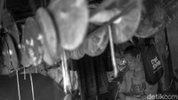 Meski disibukkan dengan beragam pekerjaan untuk mengejar kebutuhan sehari-harinya di dunia, ia tak lupa pula untuk tetap menjalani kewajibannya mengejar akhirat disisa waktunya.  