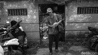 Supandi (54) yang sudah bekerja sejak 1988 memilih tetap bertahan. Awalnya ada delapan orang yang bekerja sama seperti Supandi. Tapi, karena semakin terhimpitnya lahan, kini tinggal 2 orang pemintal benang yang masih aktif ditempat ini.