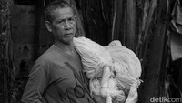 Ia kini menjadi pemintal benang tradisional yang tertua dan terlama di lokasi ini. Pekerjaanya itu juga sangat tergantung dengan kondisi cuaca. 