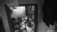 Supandi kini tinggal di sebuah rumah miliknya yang berada di kawasan Tangerang Selatan. Sesampainya dirumah, ia masih harus menjalani pekerjaan lainnya untuk mencari pendapatan sampingan dengan mengerjakan pengemasan benang-benang yang akan dikirim dari kantornya.