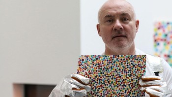 Seniman Inggris Damien Hirst menunjukkan sebuah karya seni sebelum membakarnya di Newport Street Gallery, London, Inggris, Selasa (11/10/2022) waktu setempat. (Isabel Infantes/AFP/Getty Images)  