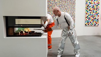Damien Hirst membakar ribuan karyanya sendiri di ajang pameran seni Frieze London. (Isabel Infantes/AFP/Getty Images)  