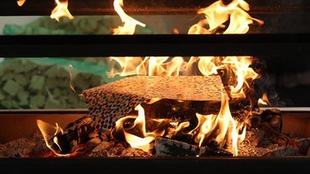 Dilansir dari BBC, total nilai karya yang dibakar Hirst diperkirakan mencapai £10 juta (sekitar Rp170 miliar). (Isabel Infantes/AFP/Getty Images)  