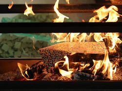 NFT Lebih Laku, Seniman Ini Bakar Ribuan Karya Fisik