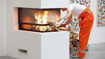 Ada 10.000 NFT untuk 10.000 karya orisinal yang dijualnya saat itu. Masing-masingnya mewakili satu lukisannya yang khas dengan kehadiran polkadot warna-warni. (Isabel Infantes/AFP/Getty Images)  