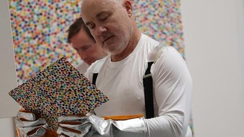 Karya-karya tersebut termasuk ke dalam koleksinya yang berjudul “The Currency” dengan satuannya dibanderol dengan harga £1.800, atau sekitar Rp30 juta. (Isabel Infantes/AFP/Getty Images)  