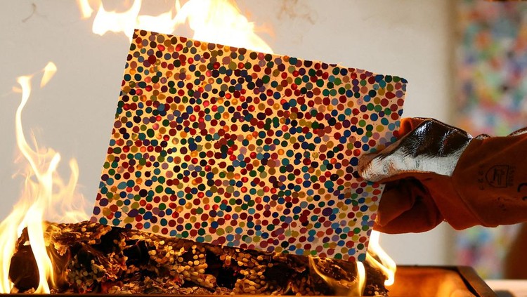 NFT Lebih Laku, Seniman Ini Bakar Ribuan Karya Fisik British artist Damien Hirst takes part in a burn event which is part of his latest NFT exhibition
