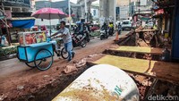 Galian tersebut menyisakan satu lajur jalan dan membuat kemacetan pada jam berangkat dan pulang kantor.   