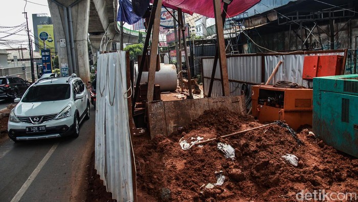 Nih Proyek Galian Gorong-gorong yang Bikin Jalan CIledug Makin Macet Para pengendara melintas di samping proyek galian gorong-gorong di Jl Ciledug Raya, tak jauh dari Pasar Cipulir, Jakarta Selatan, Jumat (14/3/10/2022).