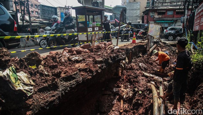 Nih Proyek Galian Gorong-gorong yang Bikin Jalan CIledug Makin Macet Para pengendara melintas di samping proyek galian gorong-gorong di Jl Ciledug Raya, tak jauh dari Pasar Cipulir, Jakarta Selatan, Jumat (14/3/10/2022).