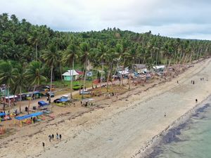 Asyiknya Nikmati Senja & Main Banana Boat di Pantai Weluan Tanimbar