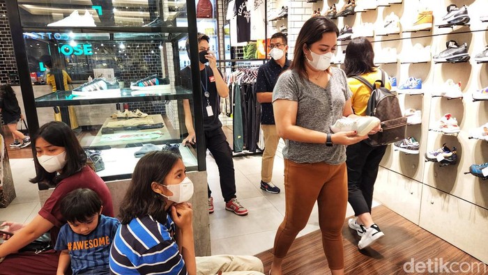 Investor ritel memantau grafik pasar keuangan