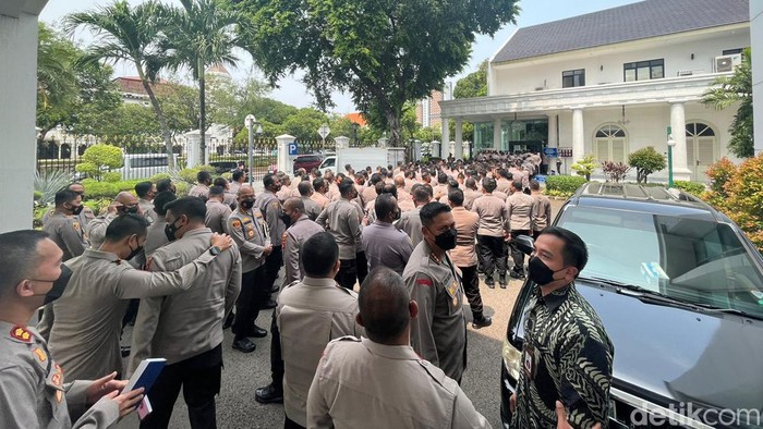 Pejabat Polisi Berbaris Antre Masuk Istana Negara