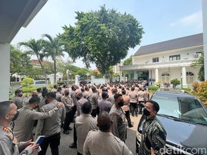 Dipanggil Jokowi, Pejabat Polisi Berbaris Antre Masuk Istana Negara