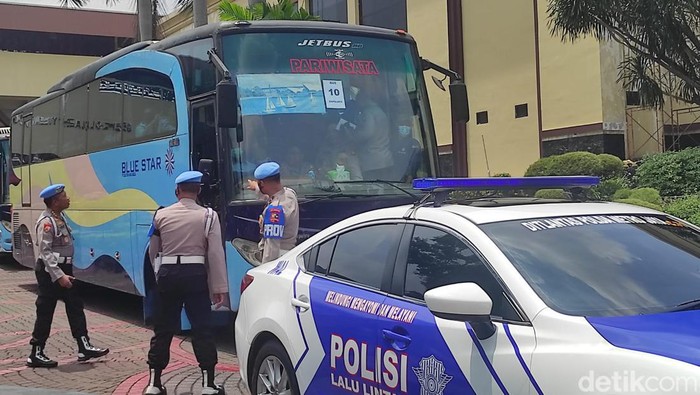 Pejabat Polisi naik bus dari PTIK untuk menghadap Jokowi di Istana