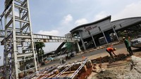 JPO melintang di atas Jalan I Gusti Ngurah Rai. JPO akan menempel di bangunan utama Stasiun Klender Baru.