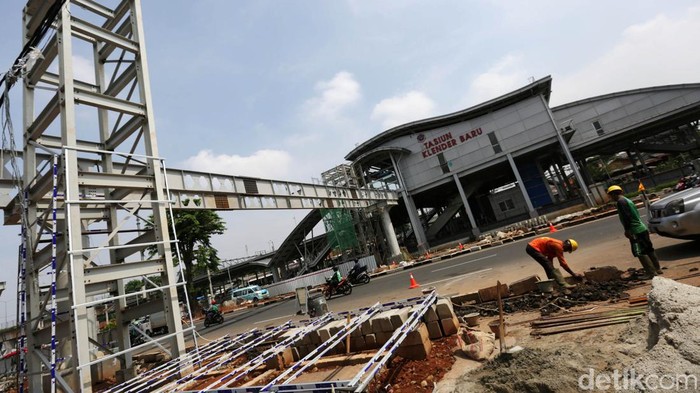 Pembangunan JPO Stasiun Klender Baru Pembangunan JPO Klender di dekat Stasiun Klender Baru, Jaktim, terus berlangsung. Nantinya JPO ini akan Instagramable atau cocok untuk menjadi foto Instagram.