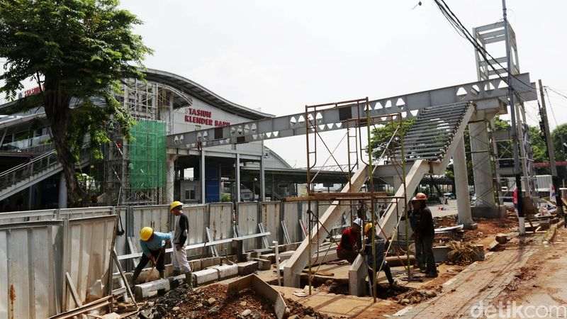 Pembangunan JPO Klender di dekat Stasiun Klender Baru, Jaktim, terus berlangsung. Nantinya JPO ini akan Instagramable atau cocok untuk menjadi foto Instagram.