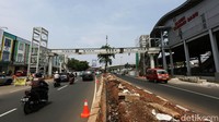 Pekerja melakukan proses pembangunan Jembatan Penyeberangan Orang (JPO) Klender, Jakarta Timur, Jumat (14/10/2022).