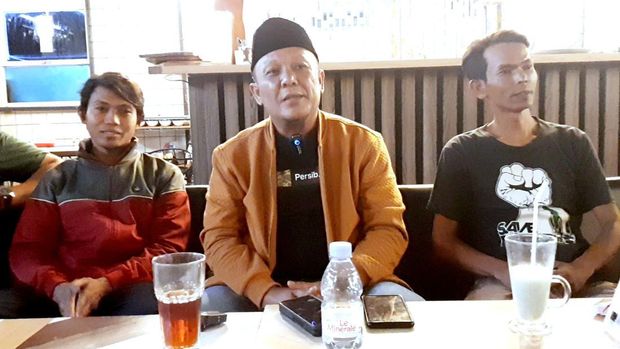 Pembina Viking Karawang Ahmad Zamakhsyari  (berpeci) bersama pengurus Viking, Bonek, dan The Jakmania di Karawang.