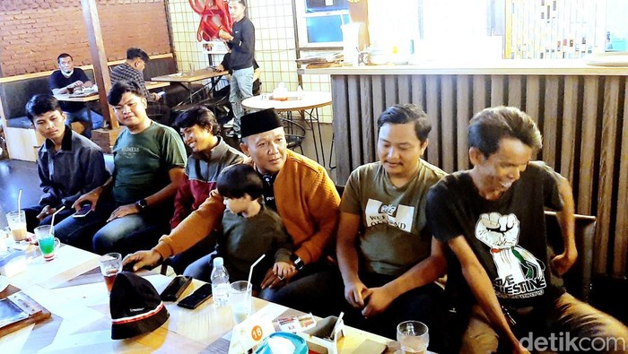 Pembina Viking Karawang Ahmad Zamakhsyari  (berpeci) bersama pengurus Viking, Bonek, dan The Jakmania di Karawang.