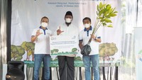 (Kiri-kanan) Operation Director Asuransi Astra, Hendry Yoga; Kepala Konservasi, Sumberdaya Hutan dan Daerah Aliran Sungai Provinsi DKI Jakarta, Arie Fajar Septa, S. Hut., M. Si; Compliance & Risk Management Director Asuransi Astra, YME Adi Sepiarso saat penyerahan 2.000 pohon Mangrove secara simbolis di Kawasan Elang Laut.