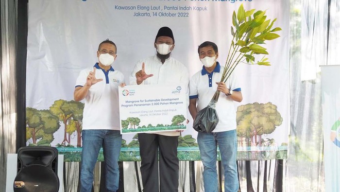 Penanaman 2.000 bibit pohon mangrove dilakukan di Pantai Indah Kapuk, Jakarta Utara. Acara bagian dari aspirasi kegiatan Estafet Peduli Bumi (EPB) Asuransi Astra.