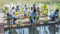 Asuransi Astra bersama Kepala Konservasi, Sumberdaya Hutan dan Daerah Aliran Sungai Provinsi DKI Jakarta menanam bibit pohon mangrove di Kawasan Elang Laut, Jakarta Utara.