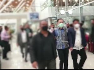 Penampakan Bandar Judi Kelas Atas Apin BK Dibawa Polisi Pulang ke RI